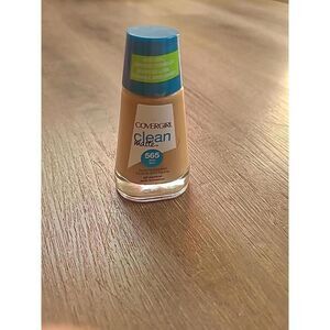 Covergirl Clean Matte Liquid Foundation 565 Tawny 30ml